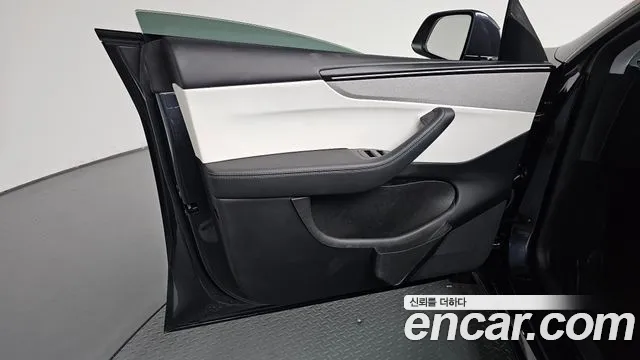 Tesla Model Y — Фото автомобиля 12