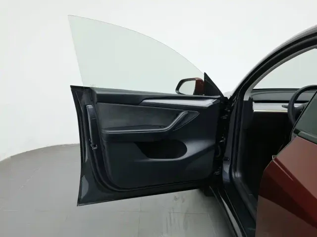 Tesla Model Y — Фото автомобиля 8