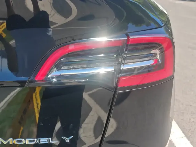 Tesla Model Y — Фото автомобиля 12