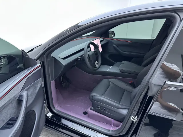 Tesla Model Y L — Фото автомобиля 16