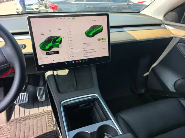 Tesla Model Y — Фото автомобиля 13