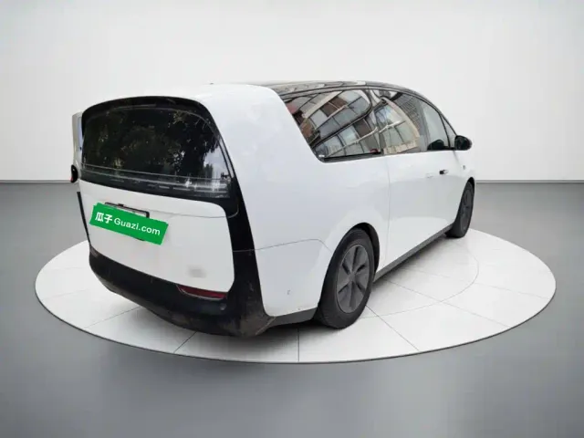 Li Auto MEGA — Фото автомобиля 4