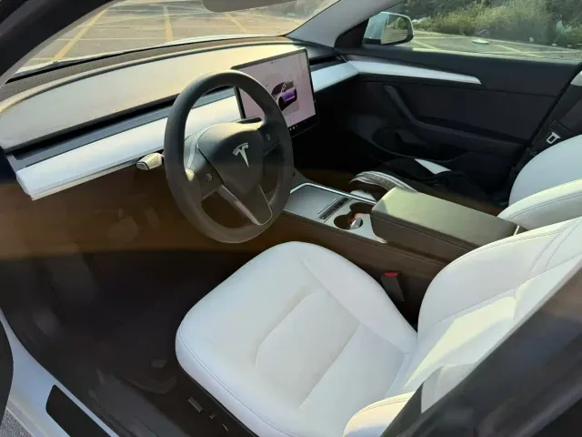 Tesla Model 3 — Фото автомобиля 4
