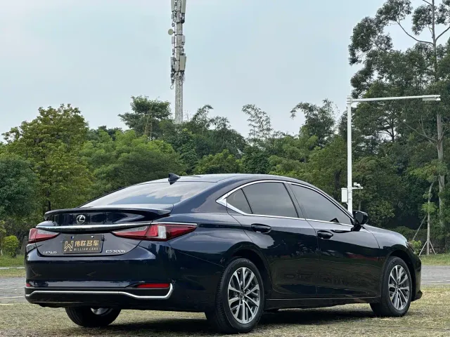 Lexus ES — Фото автомобиля 6