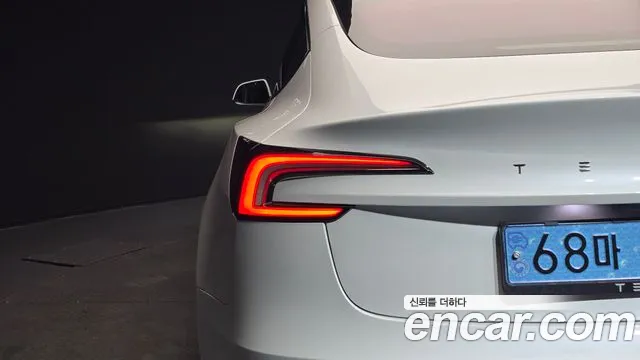 Tesla Model 3 — Фото автомобиля 8