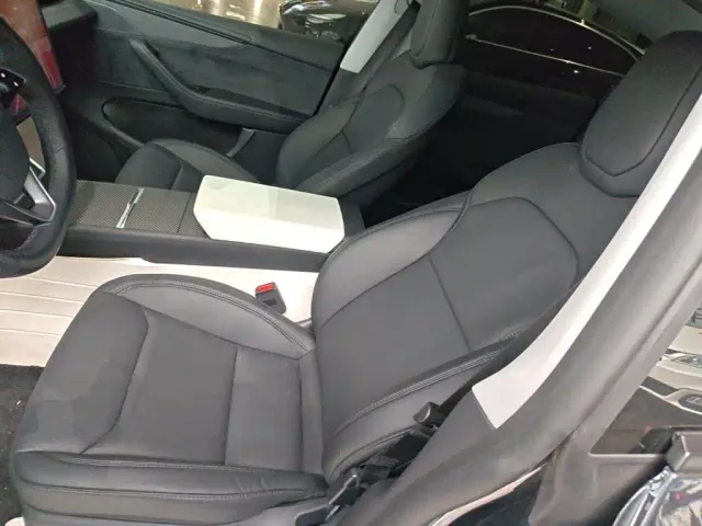 Tesla Model Y — Фото автомобиля 14
