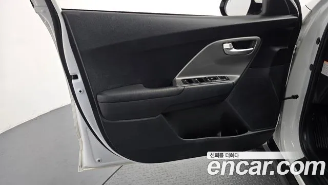 Kia Niro — Фото автомобиля 13