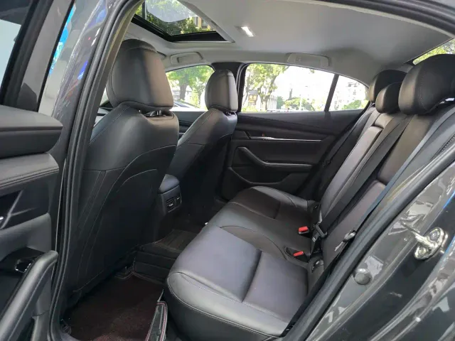 Mazda Axela — Фото автомобиля 9