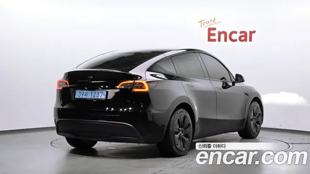 Tesla Model Y — Фото автомобиля 2