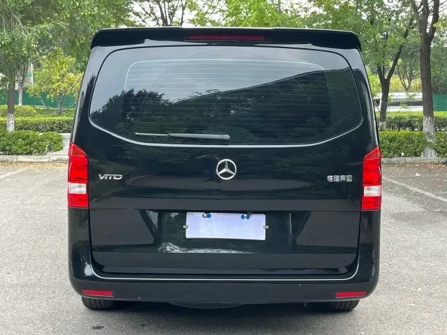 Mercedes-Benz Vito 2023 2.0T Elite 7-Seater — Фото автомобиля 5
