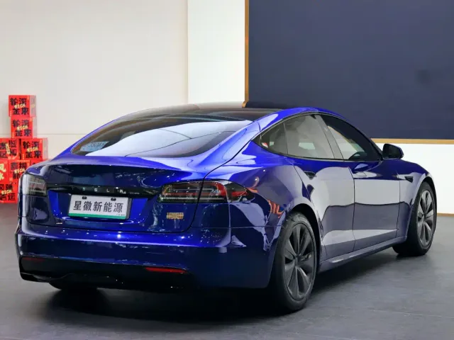 Tesla Model S — Фото автомобиля 21