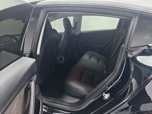 Tesla Model 3 — Фото автомобиля 12