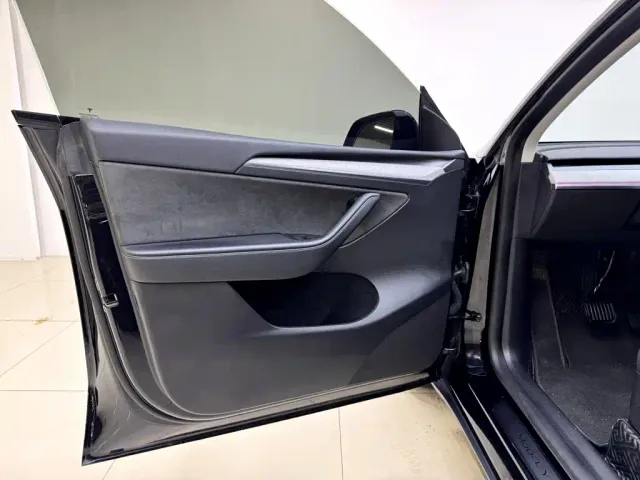 Tesla Model Y — Фото автомобиля 8