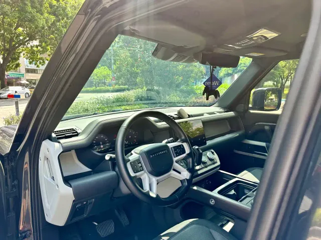 Land Rover Defender — Фото автомобиля 11