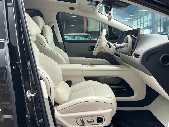 Li Auto i8 — Фото автомобиля 13