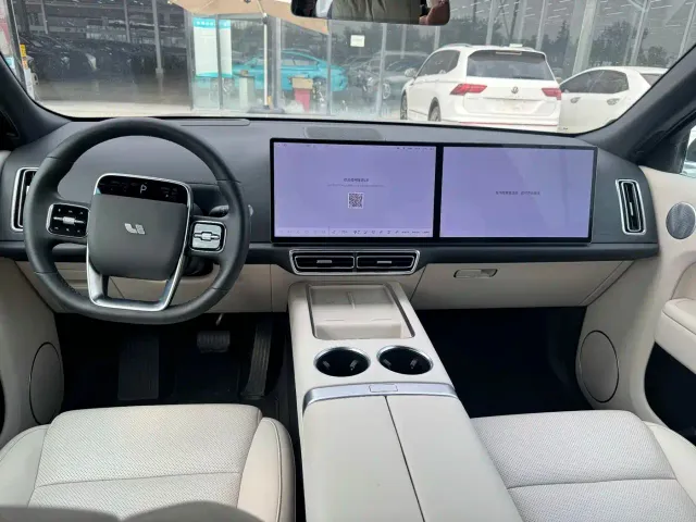 Li Auto L8 — Фото автомобиля 4