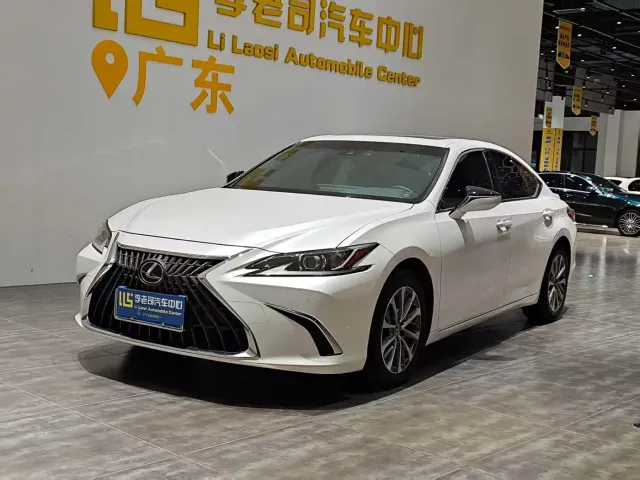 Фотография автомобиля — Lexus ES