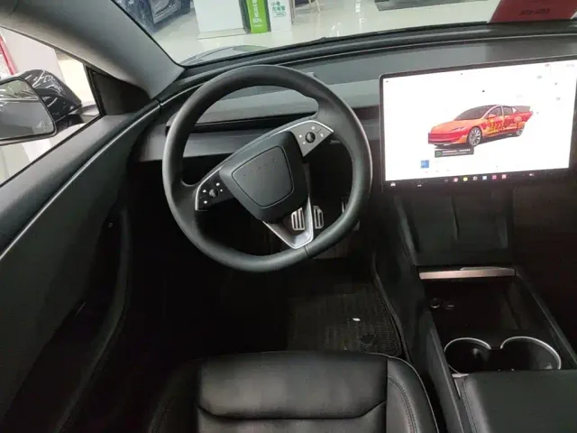 Tesla Model 3 — Фото автомобиля 10