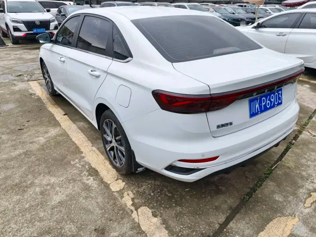 Geely Emgrand — Фото автомобиля 15