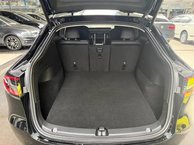 Tesla Model Y — Фото автомобиля 12