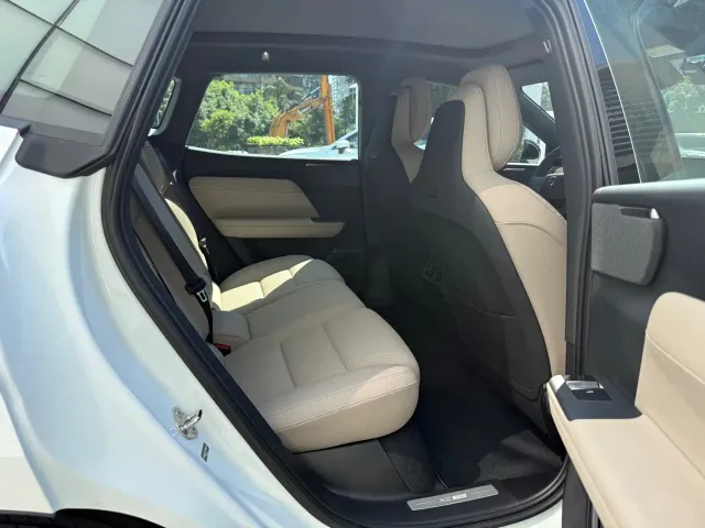 Volvo XC70 Plug-in Hybrid — Фото автомобиля 9