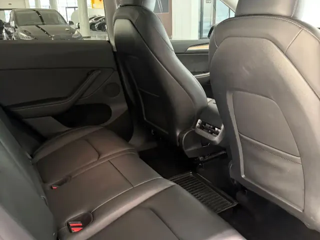 Tesla Model Y — Фото автомобиля 6