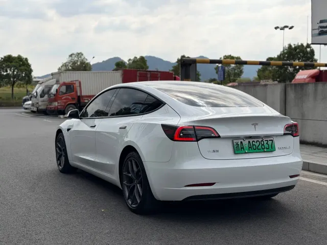 Tesla Model 3 — Фото автомобиля 9