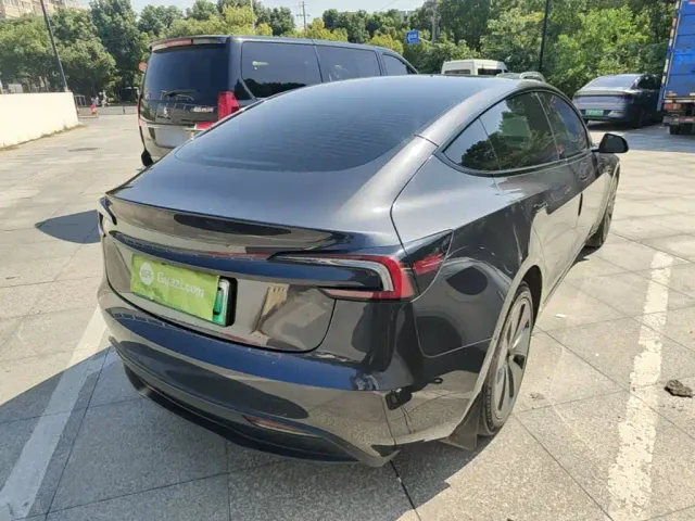 Tesla Model 3 — Фото автомобиля 6