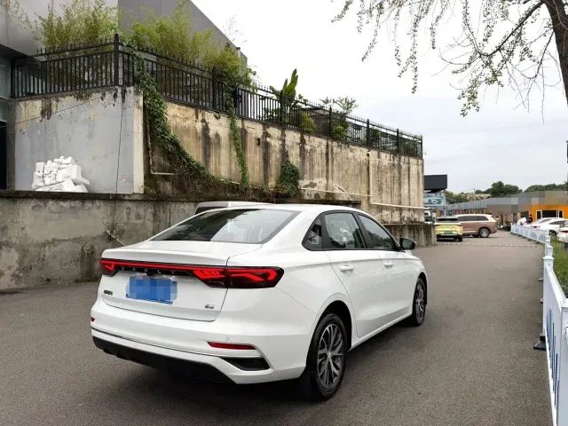 Geely Emgrand — Фото автомобиля 7