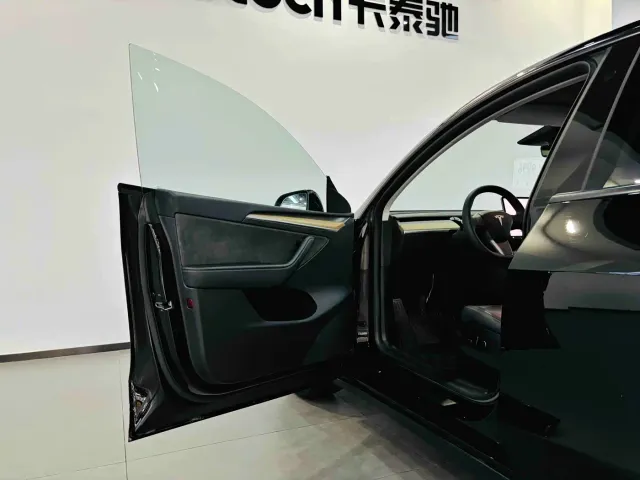 Tesla Model Y — Фото автомобиля 11