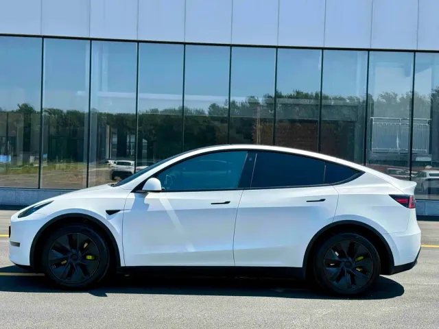 Tesla Model Y — Фото автомобиля 3