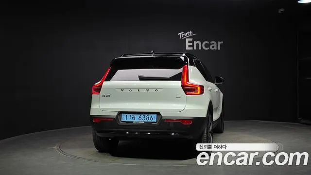 Вольво XC40 — Фото автомобиля 3