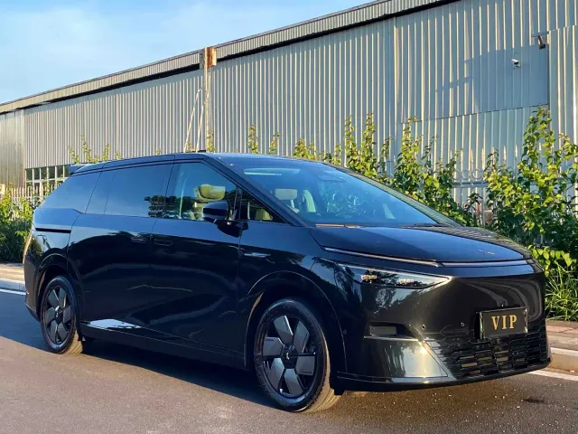 Xpeng X9 — Фото автомобиля 3