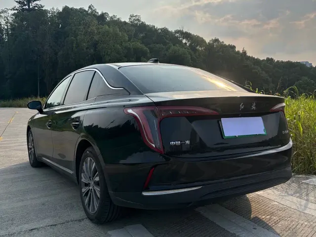 Hongqi E-QM5 — Фото автомобиля 6