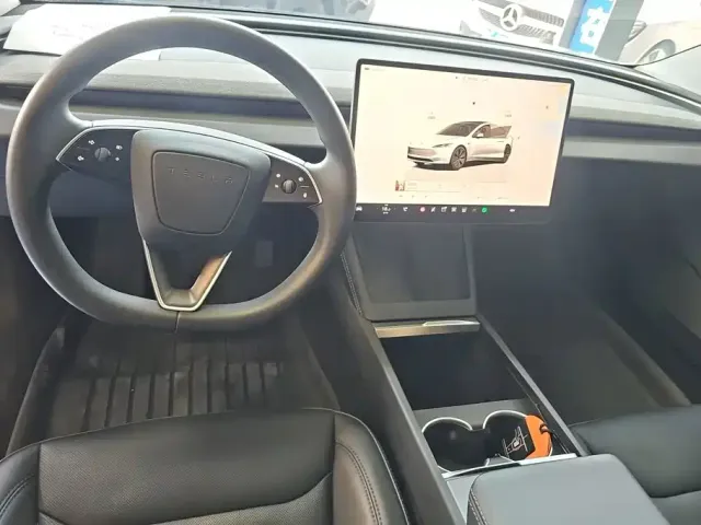 Tesla Model 3 — Фото автомобиля 12