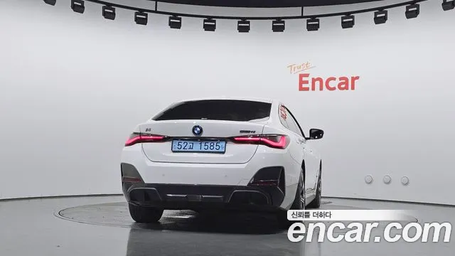 BMW i4 — Фото автомобиля 4