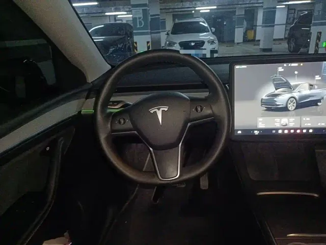 Tesla Model Y — Фото автомобиля 6