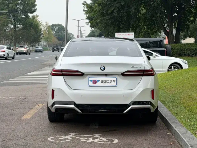 BMW 5 Series — Фото автомобиля 5