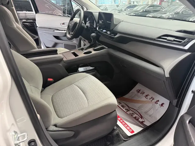 Toyota Sienna — Фото автомобиля 6