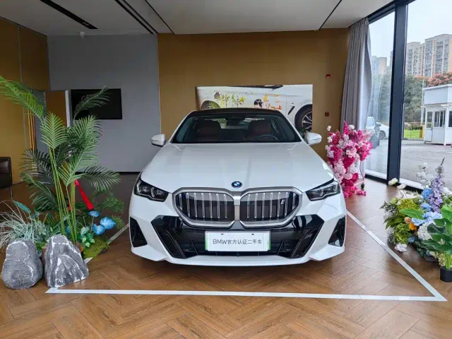 BMW i5 — Фото автомобиля 2