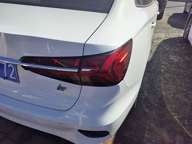 Roewe i5 — Фото автомобиля 7