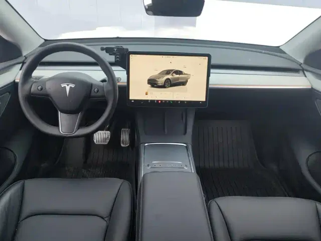 Tesla Model Y — Фото автомобиля 12