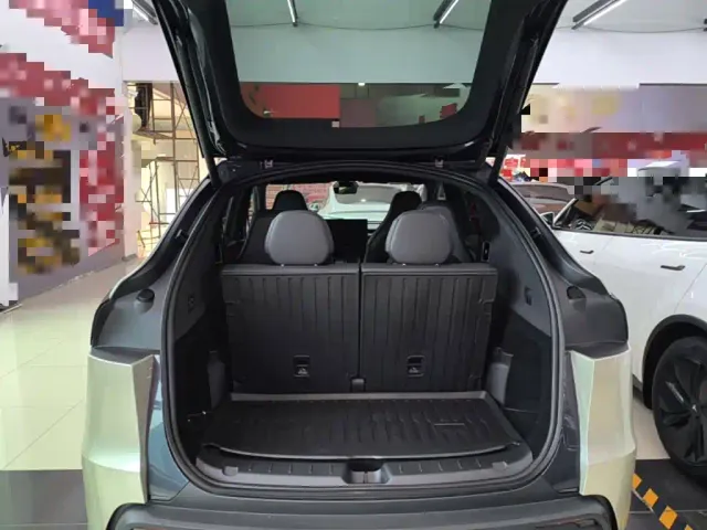 Tesla Model Y L — Фото автомобиля 18