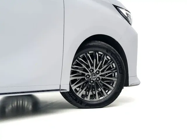 Lexus Lexus LM 2025 Model 500h Six-Seater Prestige Edition — Фото автомобиля 5