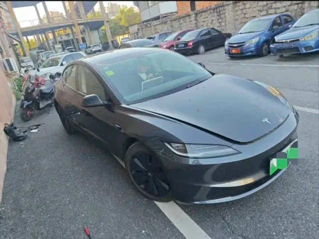 Tesla Model 3 — Фото автомобиля 3