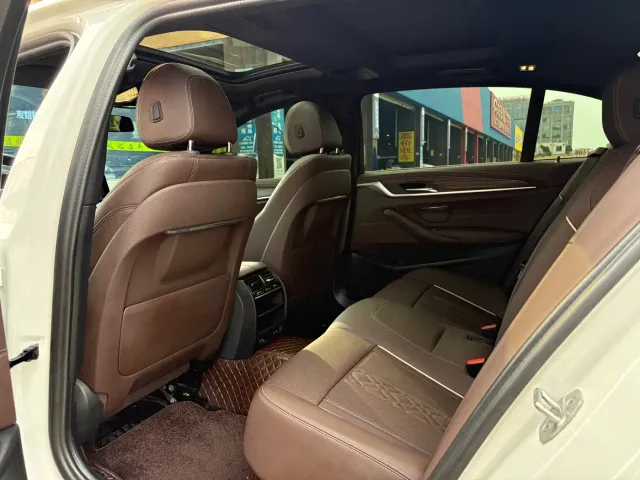 BMW 5 Series — Фото автомобиля 14
