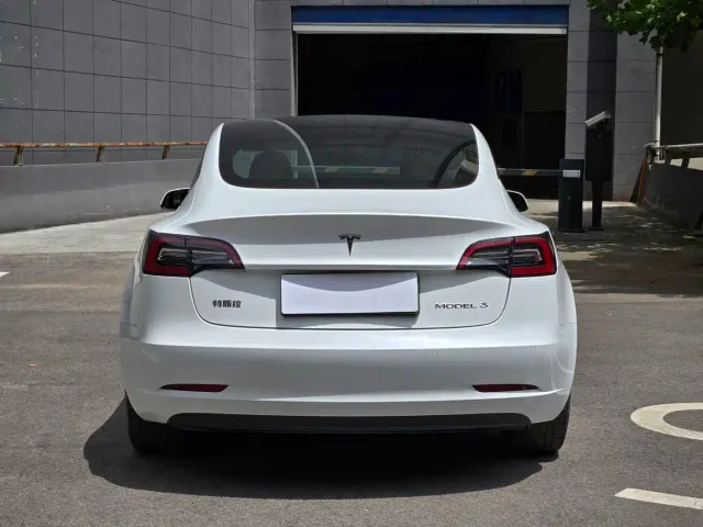 Tesla Model 3 — Фото автомобиля 8