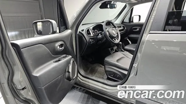 Jeep Renegade — Фото автомобиля 10