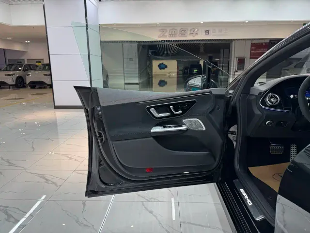 Mercedes-Benz EQE AMG — Фото автомобиля 14
