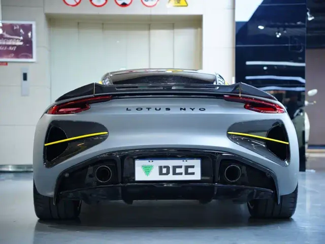 Lotus Emira — Фото автомобиля 7